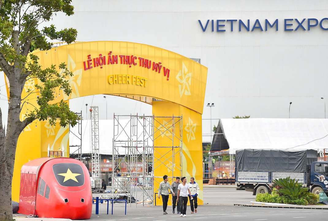 The 2025 Autumn Fair is busy in the final stages to decorate booths and check product display before opening time. Photo: Organizing Committee