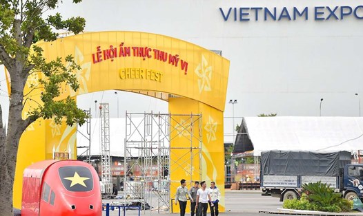 Hội chợ Mùa Thu 2025 đang tất bật vào những công đoạn cuối để trang trí gian hàng, kiểm tra trưng bày sản phẩm trước giờ khai mạc. Ảnh: BTC