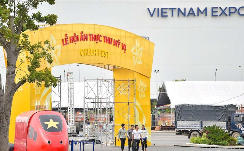The 2025 Autumn Fair is busy in the final stages to decorate booths and check product display before opening time. Photo: Organizing Committee