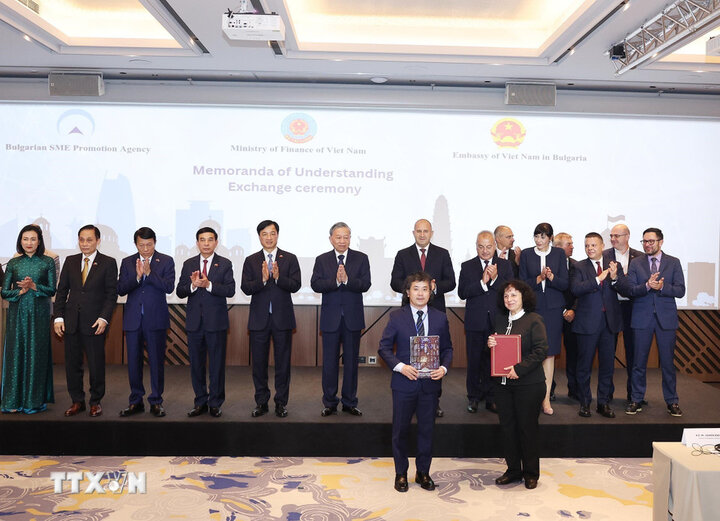 General Secretary To Lam and President of Bulgaria Rumen Radev witnessed the handover ceremony of a cooperation agreement between Sofia University and Hanoi University of Science and Technology. Photo: VNA