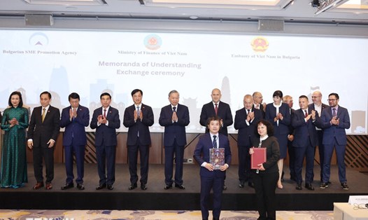 Tổng Bí thư Tô Lâm và Tổng thống Bulgaria Rumen Radev chứng kiến lễ trao thỏa thuận hợp tác giữa Đại học Tổng hợp Sofia và Đại học Bách Khoa Hà Nội. Ảnh: TTXVN