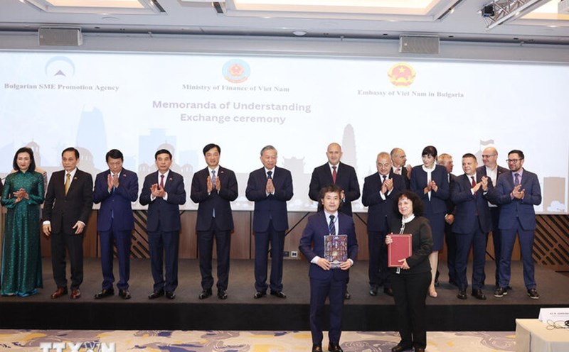 General Secretary To Lam and President of Bulgaria Rumen Radev witnessed the handover ceremony of a cooperation agreement between Sofia University and Hanoi University of Science and Technology. Photo: VNA