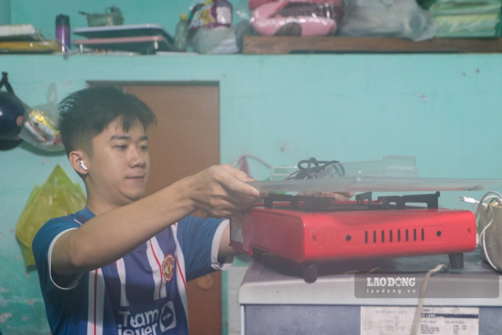 Em Tran Minh Hai – Sinh vien den tu Gia Lai cho biet, em tro o day da hon 1 nam, moi lan mua to la phai chu dong ke cao do dac tranh ngap va lan nay cung vay. “Em da don do len tu luc 22h dem, nho chu tro ho tro. Neu nuoc dang cao them em se mang nhung do quy gia nhat va tim noi tranh tru doi qua dot lu” – Hai noi.
