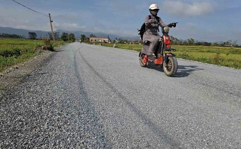 The main road in Vinh Trung village, Toan Luu commune has been returned after being borrowed for expressway construction, but the locality is concerned about the quality. Photo: Tran Tuan.