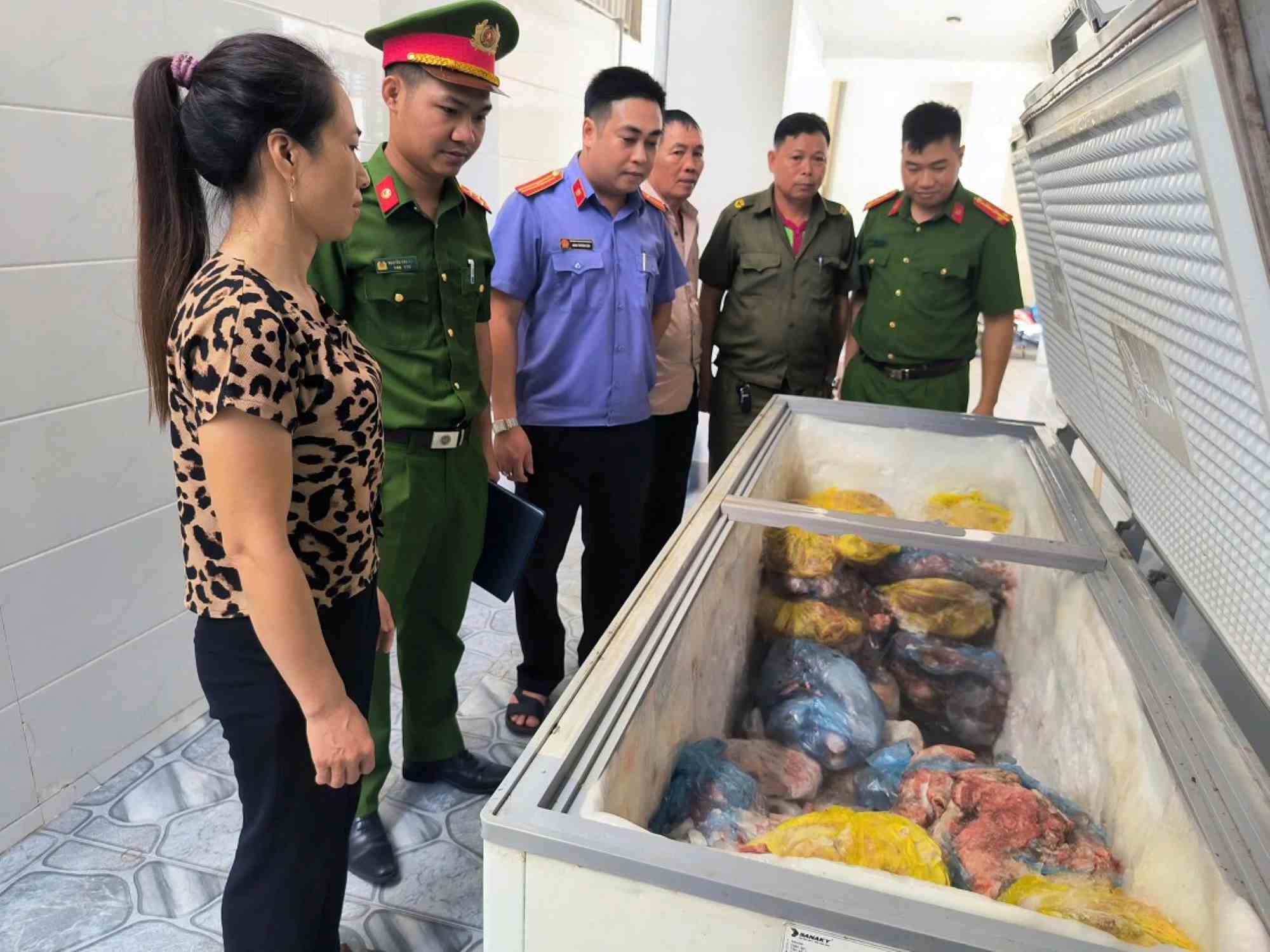 Cong an xa Van An phoi hop kiem tra, thu giu thit lon thanh pham chua qua kiem dich chuan bi dua ra thi truong. Anh: Ngoc Anh