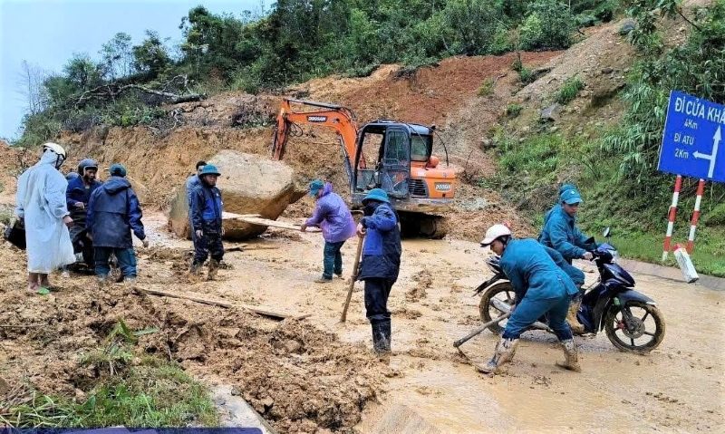 Gan 20 dan quan trang dem don sat lo, mo lai duong len cua khau phu Tay Giang, Da Nang. Anh: Hung Son