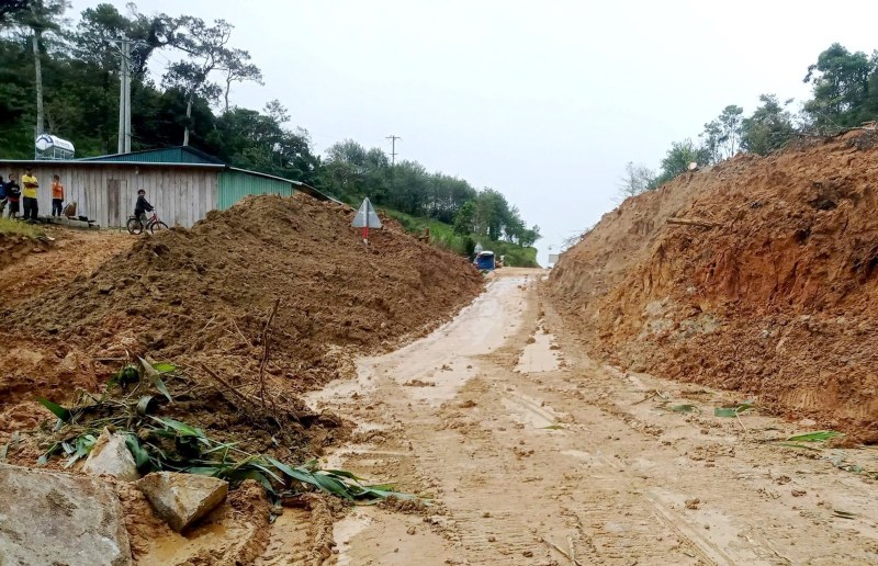 Thong xe mot vet duong DT606 qua xa Hung Son, vao cuoi gio chieu 23.10. Anh: So Xay dung Da Nang