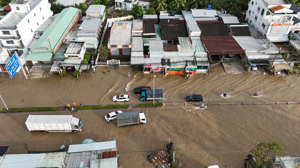Many vehicles continued to stall due to deep flooding on National Highway 1, Binh Minh Ward. Photo: Hoang Loc
