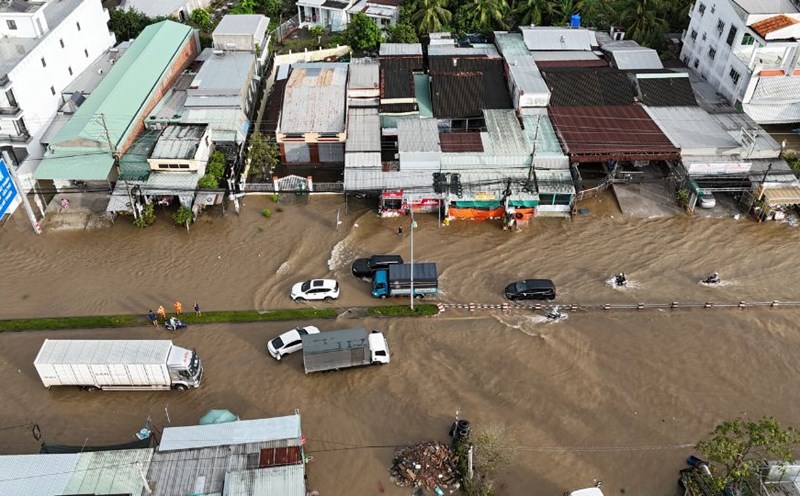 Many vehicles continued to stall due to deep flooding on National Highway 1, Binh Minh Ward. Photo: Hoang Loc