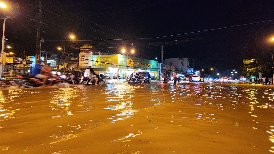 Nguoi dan lo lang khi buon ban e am, khach ngai ra duong vi nuoc ngap sau. Anh: Hoang Loc