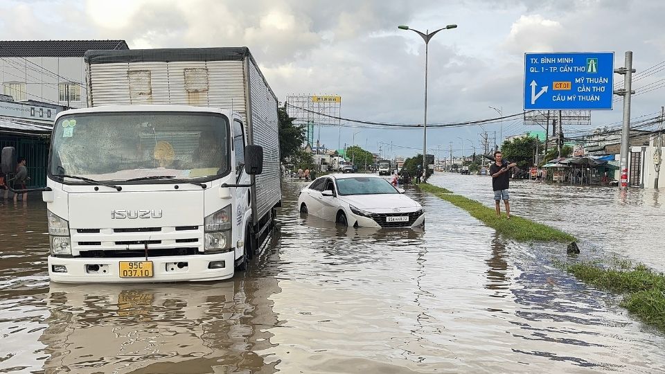 Nhieu xe may va o to chet may khi di chuyen qua doan ngap sau tren Quoc lo 1, phuong Binh Minh. Anh: Hoang Loc