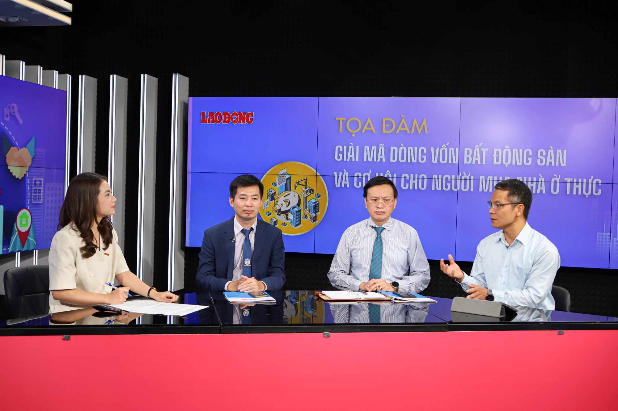 Experts at the Seminar "Real estate capital flow cryptography and opportunities for real home buyers" organized by Lao Dong Newspaper. Photo: Phan Anh