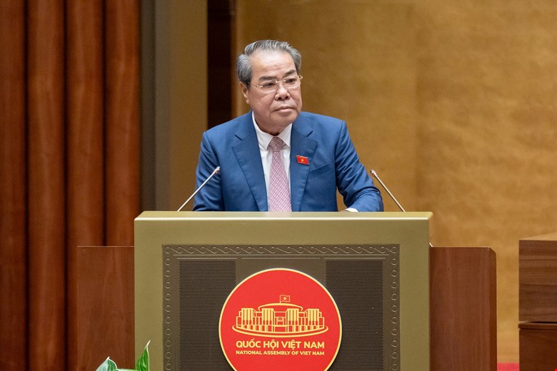 Chairman of the National Assembly's Committee for Petition and Supervision Duong Thanh Binh reported on the explanation, acceptance, and revision of the draft Law on Supervisory Activities of the National Assembly and People's Councils (amended). Photo: Quochoi.vn