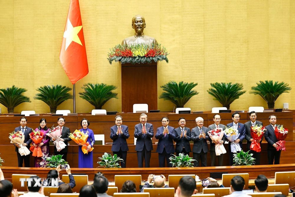 General Secretary To Lam, Politburo member, Prime Minister Pham Minh Chinh; Politburo member and National Assembly Chairman Tran Thanh Man and Party and State leaders presented flowers to congratulate Deputy Prime Ministers, Ministers and Chairmen of the National Assembly Committees. Photo: Doan Tan/VNA