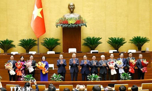Tổng Bí thư Tô Lâm, Ủy viên Bộ Chính trị, Thủ tướng Chính phủ Phạm Minh Chính; Ủy viên Bộ Chính trị Chủ tịch Quốc hội Trần Thanh Mẫn và các lãnh đạo Đảng, Nhà nước tặng hoa chúc mừng các Phó Thủ tướng Chính phủ, Bộ trưởng và các Chủ nhiệm Ủy ban của Quốc hội. Ảnh: Doãn Tấn/TTXVN