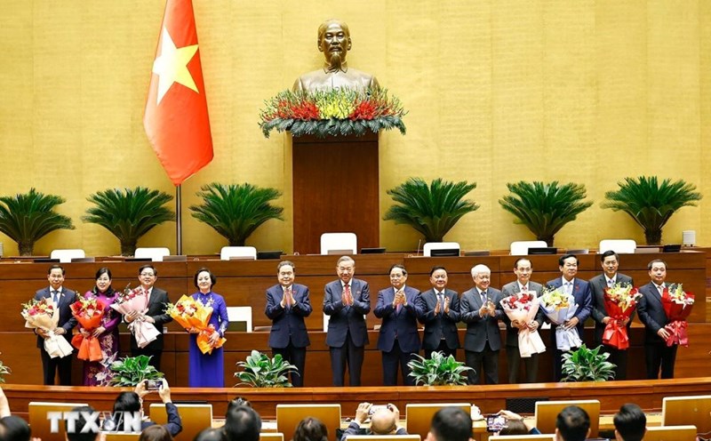 General Secretary To Lam, Politburo member, Prime Minister Pham Minh Chinh; Politburo member and National Assembly Chairman Tran Thanh Man and Party and State leaders presented flowers to congratulate Deputy Prime Ministers, Ministers and Chairmen of the National Assembly Committees. Photo: Doan Tan/VNA