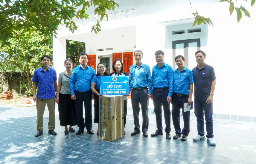 La alegria de los miembros del sindicato y los trabajadores al recibir apoyo financiero Mai am Cong doan y regalos de bienvenida del Sindicato de Industria y Comercio de Vietnam. Foto: Xuan Tung