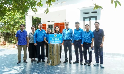Niềm vui của đoàn viên, người lao động khi nhận hỗ trợ kinh phí Mái ấm Công đoàn và quà tân gia từ Công đoàn 
Công Thương Việt Nam. Ảnh: Xuân Tùng