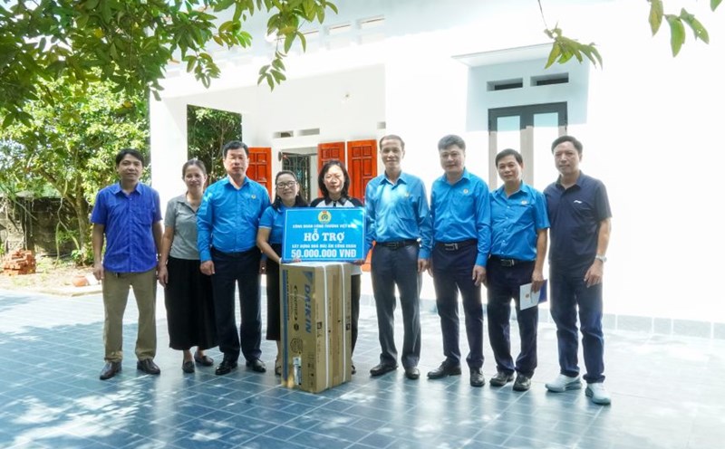 The joy of union members and workers when receiving financial support for the Trade Union Shelter and gifts for new homes from the Vietnam Trade Union. Photo: Xuan Tung
