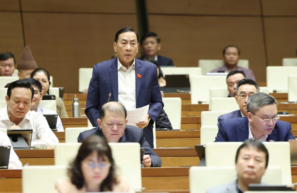 Delegate Pham Van Hoa commented on the draft Law on Supervisory Activities of the National Assembly and People's Councils as amended. Photo: Pham Dong