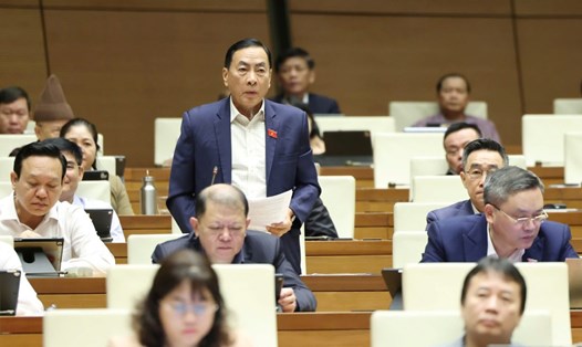 Đại biểu Phạm Văn Hòa góp ý về dự thảo Luật Hoạt động giám sát của Quốc hội và Hội đồng nhân dân sửa đổi. Ảnh: Phạm Đông