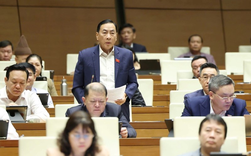 Delegate Pham Van Hoa commented on the draft Law on Supervisory Activities of the National Assembly and People's Councils as amended. Photo: Pham Dong