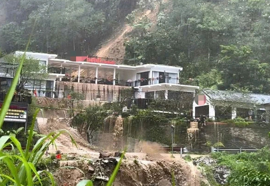 Nuoc lu tran ve, cuon troi nhieu ao ca tam cua khach san tren deo Khau Pha.  Anh:Nguoi dan cung cap 