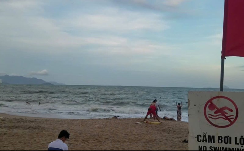 Although the authorities have put up signs prohibiting swimming in areas at risk of high waves on the coast of Nha Trang, there are still people swimming. Photo: Duy Vu