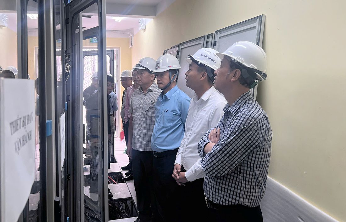 Pho Tong giam doc EVNNPT Bui Van Kien va Luu Viet Tien nghe bao cao va kiem tra tien do du an