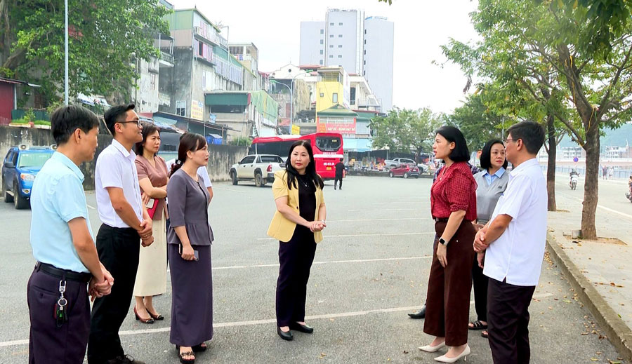 Pho Chu tich UBND tinh Lao Cai Vu Thi Hien Hanh khao sat cac dia diem to chuc Festival song Hong nam 2025. Anh: Hong Oanh