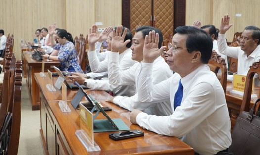 Đại biểu HĐND tỉnh An Giang biểu quyết thông qua dự thảo Nghị quyết Về chủ trương đầu tư Dự án Tuyến tàu điện đô thị đoạn 1 theo phương thức đối tác công tư (PPP) ở đặc khu Phú Quốc. Ảnh: Nguyên Anh
