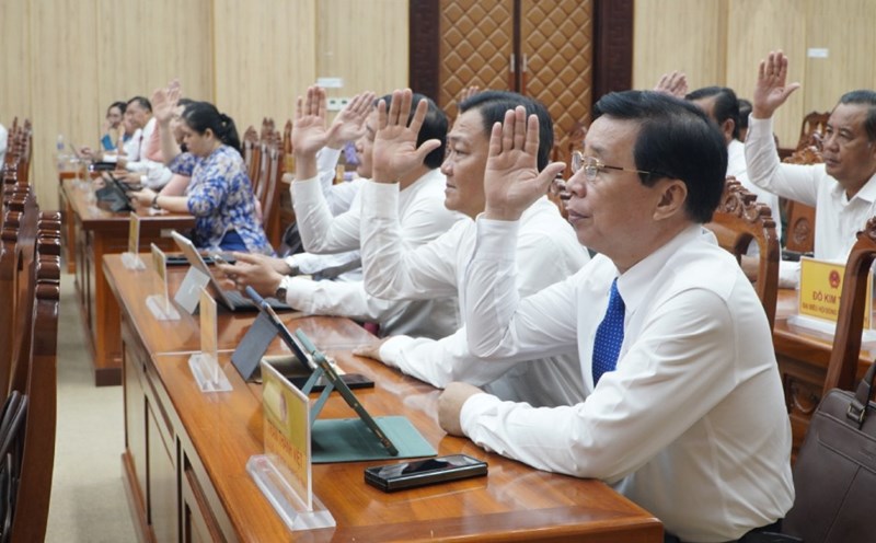 Delegates of the An Giang Provincial People's Council voted to approve the draft Resolution on the investment policy for the Urban Power Line 1 Project under the public-private partnership (PPP) method in Phu Quoc special zone. Photo: Nguyen Anh