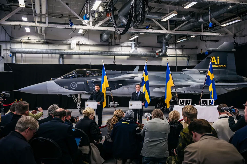 Tong thong Ukraina Volodymyr Zelensky va Thu tuong Thuy Dien Ulff Kritersson thong bao ve y dinh thu hop tac khong quan tai Linköping vao ngay 22.10. Anh: Bo Quoc phong Thuy Dien
