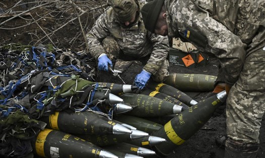 Binh sĩ Ukraina thiết lập đạn cho pháo hạng nặng M777 trước khi khai hỏa tới các vị trí của quân đội Nga. Ảnh: AFP