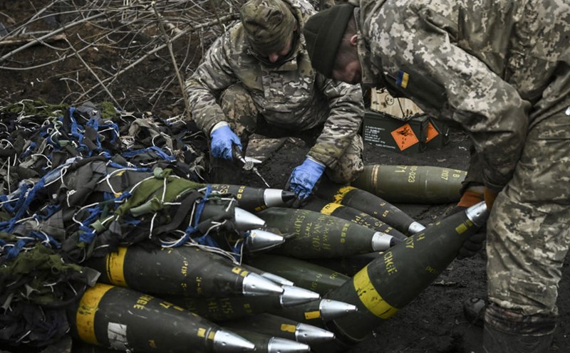 Ukrainian soldiers set up shells for the M777 heavy artillery before launching them at Russian military positions. Photo: AFP