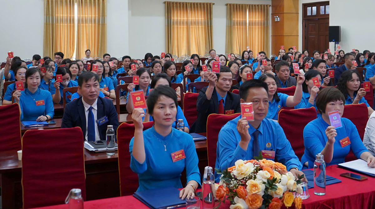 105 delegates congratulated the Trade Union of Hai An and Hai Phong in a peaceful manner. Photo: Mai Dung