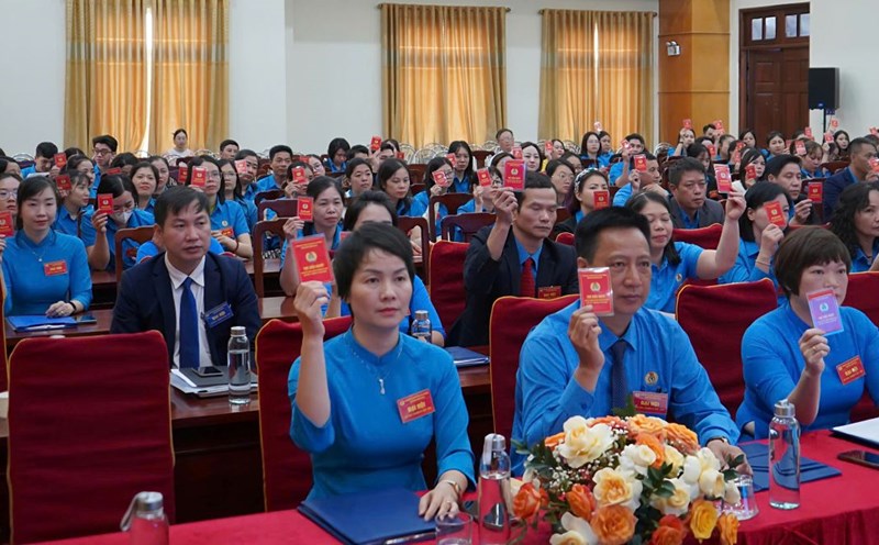 105 delegates congratulated the Trade Union of Hai An and Hai Phong in a peaceful manner. Photo: Mai Dung