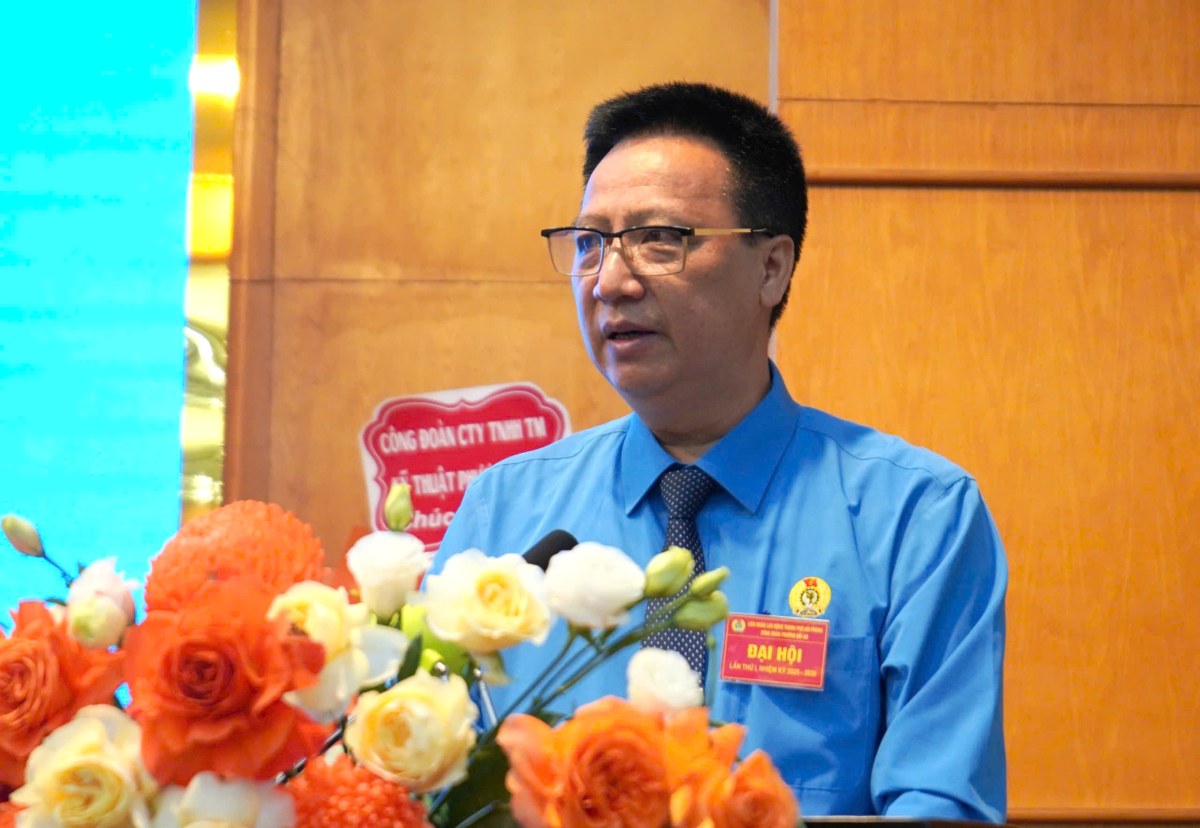 Ong Nguyen Van Quang - Chu tich Cong doan phuong Hai An bao cao. Ảnh: Mai Dung