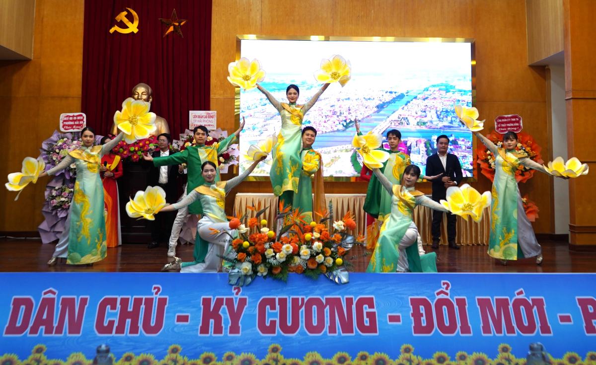 Van nghe chao mung Dai hoi Cong doan phuong Hai An lan thu I. Ảnh: Mai Dung