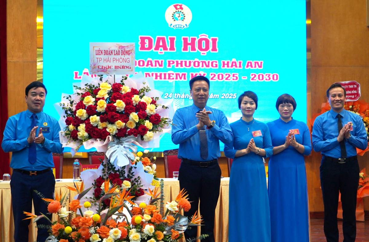 Dai dien lanh dao LDLD TP Hai Phong tang hoa chuc mung Dai hoi. Ảnh: Mai Dung
