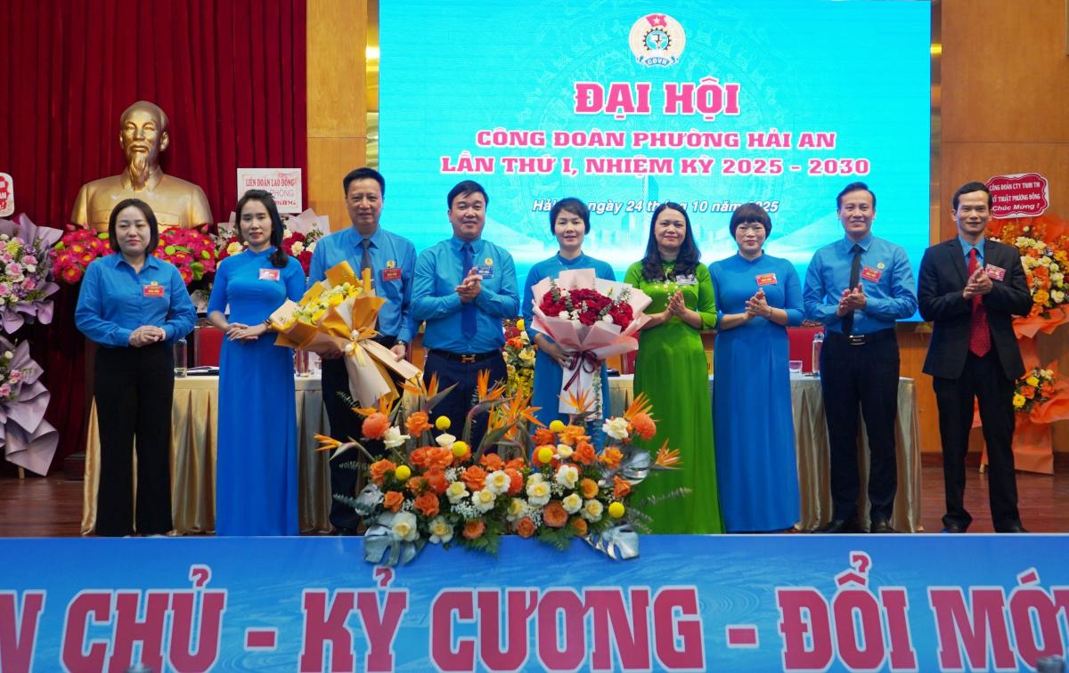 Ban Chap hanh Cong doan phuong Hai An ra mat Dai hoi. Ảnh: Mai Dung