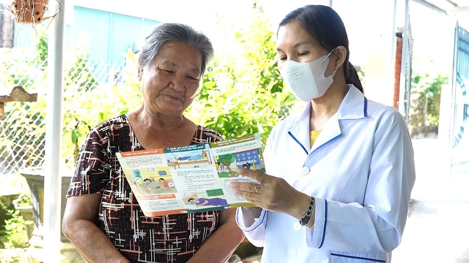 Health officials of Tra Cau ward, Quang Ngai province instruct people on how to prevent dengue fever. Photo: Vien Nguyen
