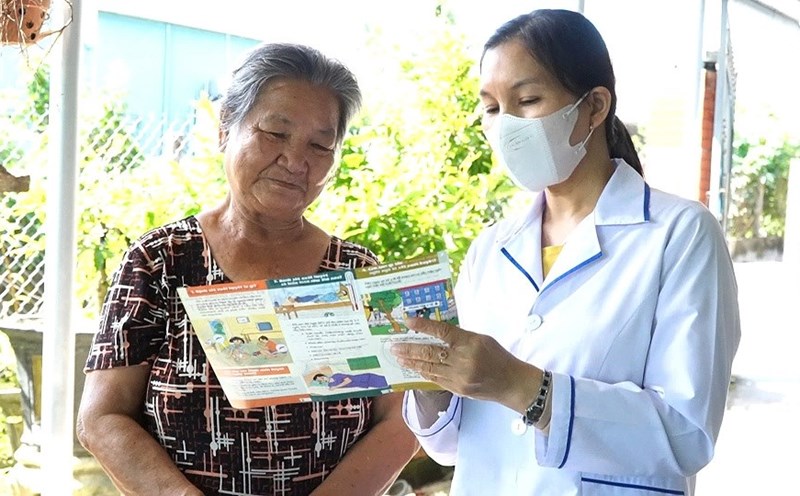 Health officials of Tra Cau ward, Quang Ngai province instruct people on how to prevent dengue fever. Photo: Vien Nguyen