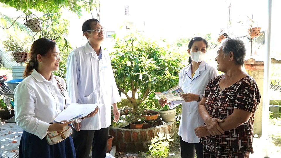 Tuyen truyen cho nguoi dan diet bo gay, lang quang, phong chong dich sot xuat huyet. Anh: Vien Nguyen