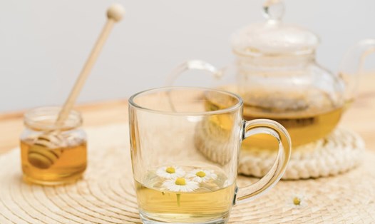Nguy cơ khi uống quá nhiều trà hoa cúc. Ảnh: Thùy Dương