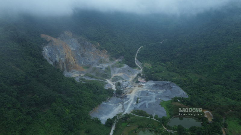 La mina de piedra de Luong Ha (comuna de Phong Hai provincia de Lao Cai) fue multada en 2024 con mas de 730 millones de VND y en 2025 seguira siendo multada con 65 millones por violaciones de la seguridad laboral. Foto: Dinh Dai