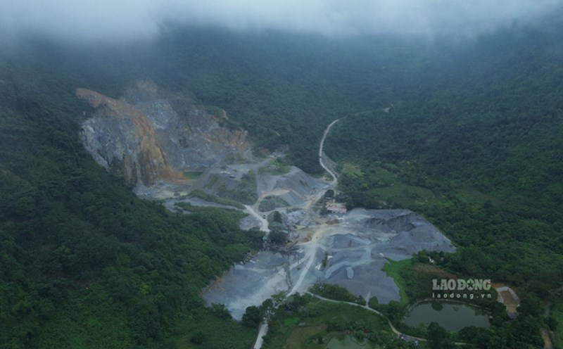 Luong Ha quarry (Phong Hai commune, Lao Cai province) was fined more than 730 million VND in 2024, and will continue to be fined 65 million VND in 2025 for violating labor safety. Photo: Dinh Dai
