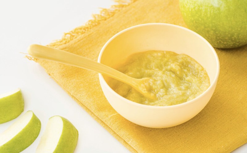 Applesauce is low in calories and rich in antioxidants. Photo: Thuy Duong