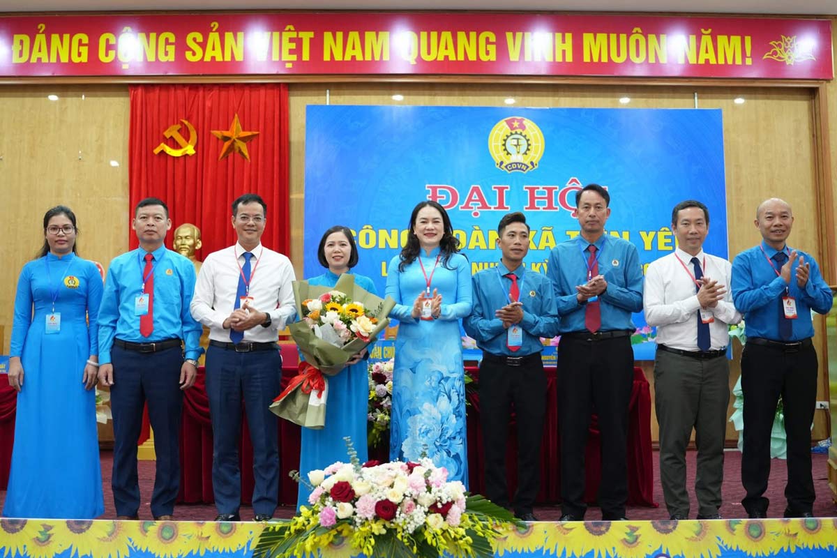 Lanh dao LDLD tinh Quang Ninh va Dai dien Dang uy, chinh quyen dia phuong tang hoa chuc mung Ban chap hanh Cong doan xa Tien Tien khoa I, nhiem ky 2025 - 2030. Anh: Tran Hoan