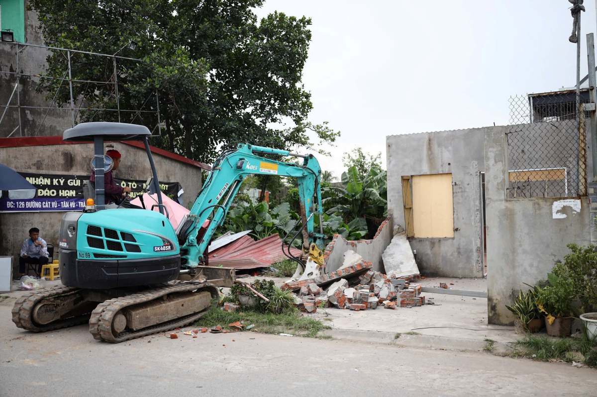 Hai An Ward People's Committee organized land acquisition enforcement to implement the investment project to build Ring Road 2 section Tan Vu - Hung Dao - Bui Vien road. Photo: Khuong Hai An, Hai Phong